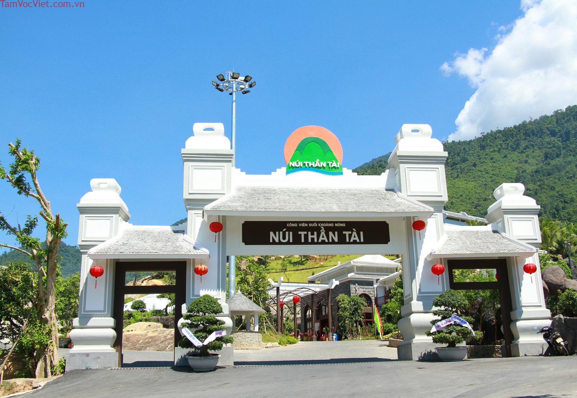 Suối khoáng nóng Núi Thần Tài